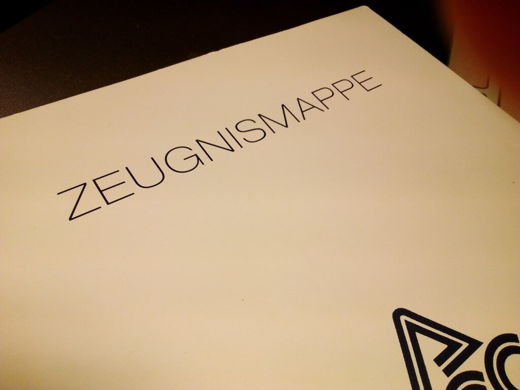 Eine Zeugnismappe